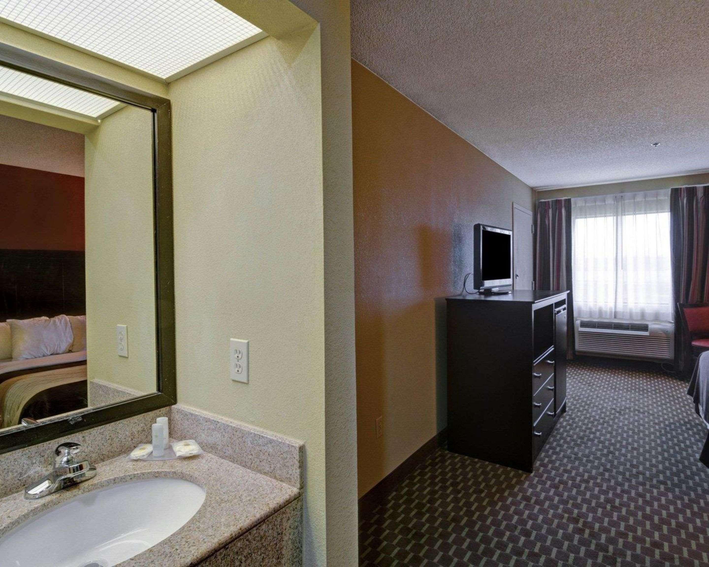 Quality Inn & Suites Pine Bluff Exterior foto